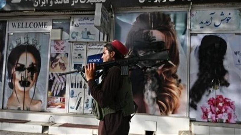 مسلح أمام محلات تجارية