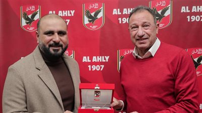 الخطيب يهدي درع وعلم الأهلي للمعلق العماني خليل البلوشي