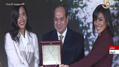 بالأسماء.. السيسي يكرم النماذج الإنسانية الناجحة في الصعيد | فيديو
