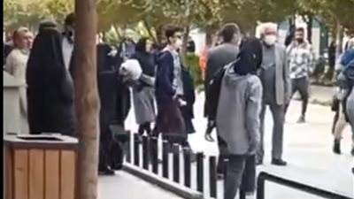 بعد اعتدائه عليها.. إيرانية تدهس عمامة رجل دين في قم | فيديو