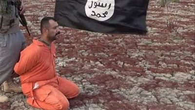 عودة فيديوهات داعش الوحشية بإعدام ضابط عراقي