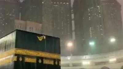 وسط أجواء روحانية.. الطواف تحت مياه الأمطار بالحرم المكي |فيديو