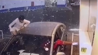 أمير سعودي يعلق علي رد فعل شاب يقفز على السيارة لدفع الحساب عن صديقه | فيديو