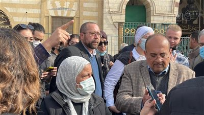 الحزن يسيطر على ابن الإعلامية عزة الإتربي خلال جنازتها بالسيدة نفيسة | فيديو 