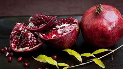 تفسير حلم أكل الرمان وعلاقته باقتراب حمل الزوجة