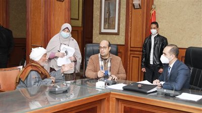 نائب محافظ سوهاج يلتقي 60 مواطنا لبحث مطالبهم