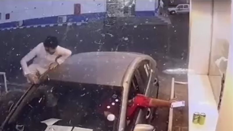 شاب يقفز على السيارة