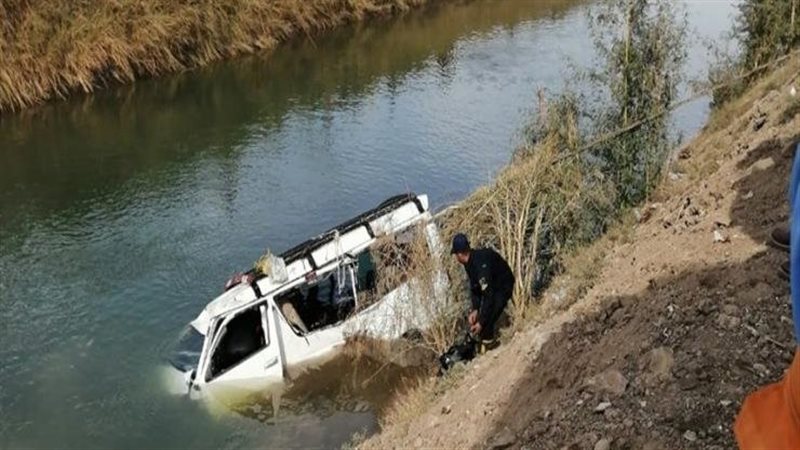 سقوط ميكروباص في
