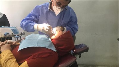 خبير مصري بالخارج يشارك في القافلة الطبية بحي الأسمرات