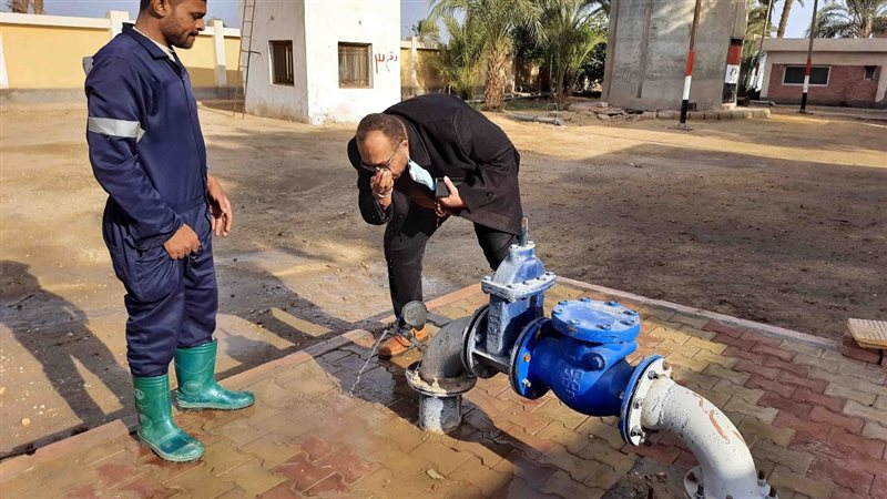 رئيس مياه سوهاج يتذوق
