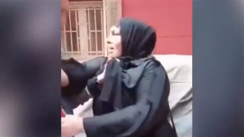 بلطجي يتعدى على سيدة