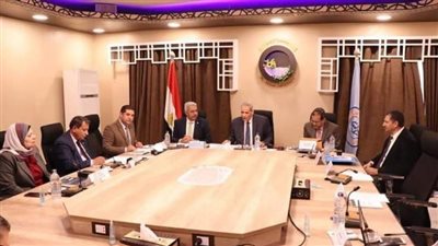 رئيس جامعة سوهاج يستعرض مبادرة خالية من الأمية