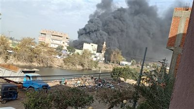 10 صور ترصد جهود الحماية المدنية لإخماد حريق في مصنع مراتب بالدقهلية 