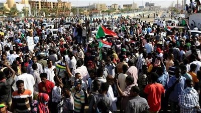على بعد أمتار من القصر الرئاسي.. إطلاق الغاز على المتظاهرين في الخرطوم