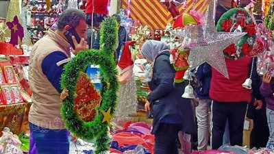 إقبال كبير من المواطنين وزحام على المحلات بشارع شبرا لشراء مستلزمات رأس السنة | فيديو وصور