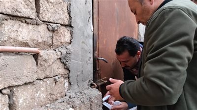 شاهد.. ضبط مصنع زيوت سيارات مغشوشة في الصف 