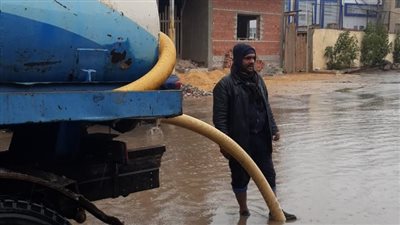 استمرار أعمال كسح مياه الأمطار من شوارع الفيوم | صور 