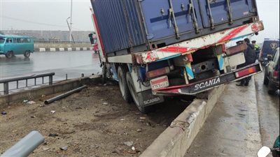 بسبب موجة الطقس السيئ.. انحراف سيارة نقل على الطريق الزراعي بالقليوبية 