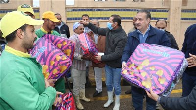 محافظ المنوفية يوزع بطاطين ويقرر صرف إعانة مالية للعمال | صور