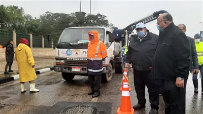 محافظ القاهرة يشدد على غلق فتحات صيانة أعمدة الإنارة