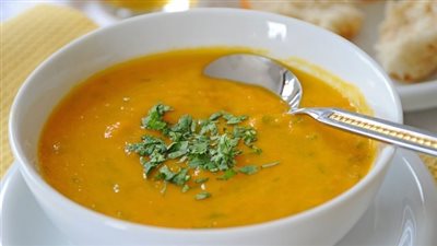 شوربة العدس الأفضل لتدفئة ومناعة أسرتك في الطقس السيء