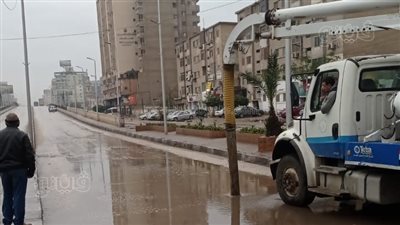 استمرار حالة الطوارئ وشفط مياه الأمطار وتغطية كابلات الكهرباء بشوارع الغربية | صور 
