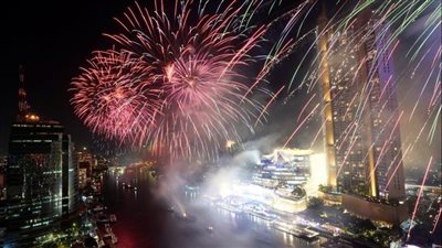 الرقص نصف عاريا والسير بالملابس الداخلية.. أغرب الاحتفالات في العام بـ2022 | صور