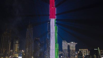 سماء الإمارات تتزين بالألعاب النارية احتفالا بـ2022