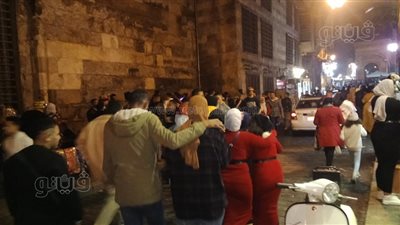 طبل ورقص وزغاريد.. أجواء احتفالية مميزة بالعام الجديد في شارع المعز | فيديو
