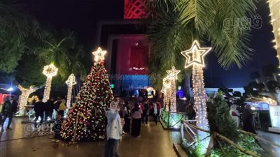 برج القاهرة يبهر زواره ليلة رأس السنة بزينة الكريسماس|صور 