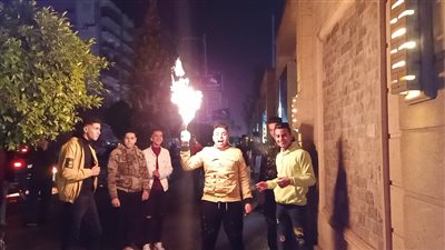 رقص وغناء أمام جامعة المنصورة احتفالا بالعام الجديد| فيديو 