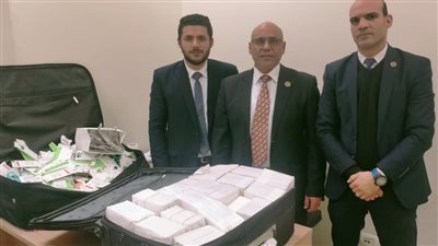 أول محاولة تهريب في 2022.. ضبط سجائر وأدوية ومستحضرات تجميل بمطار القاهرة | صور