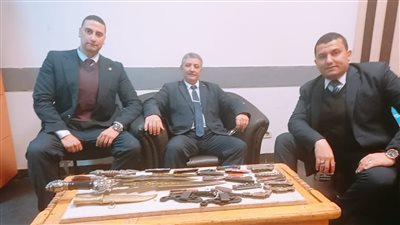 ضبط راكب حاول تهريب أسلحة بيضاء بمطار القاهرة