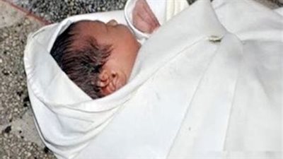 التحقيق مع سيدتين ألقيتا طفلا رضيعا في الشارع بالجيزة