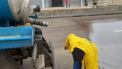 رفع تراكمات مياه الأمطار من الشوارع بالإسكندرية