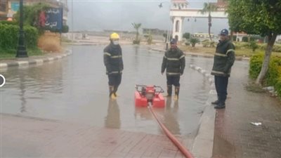 رجال الشرطة يواصلون جهودهم فى مساعدة المواطنين لمواجهة الطقس السيء| صور 