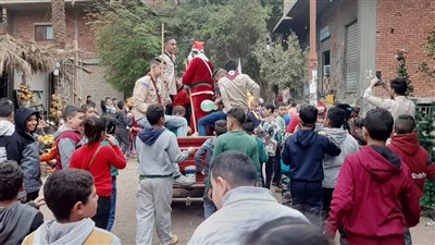 بابا نويل في تروسيكل وبلياتشو على حمار.. قرية بالمنيا تحتفل برأس السنة وأعياد الميلاد | فيديو 