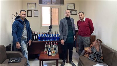 ضبط 30 زجاجة مشروبات كحولية غير خالصة الضرائب والجمارك