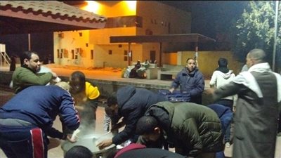 شباب بني سويف يوزعون وجبات على القطارات المتوقفة بسبب الأمطار | فيديو