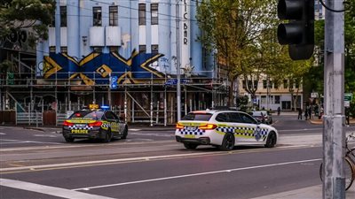 أسترالي يشعل النار في نفسه بسبب شهادة كورونا | فيديو