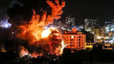 الطيران الحربي الإسرائيلي يقصف مدينة خان يونس جنوب قطاع غزة | فيديو