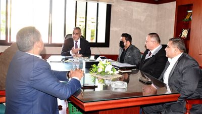 طارق الفقى يناقش خطة تطوير ورفع كفاءة مدخل سوهاج الشرقي 