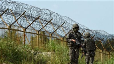 عبور نادر.. شخص مجهول يتخطى الإجراءات الأمنية ويدخل كوريا الجنوبية 