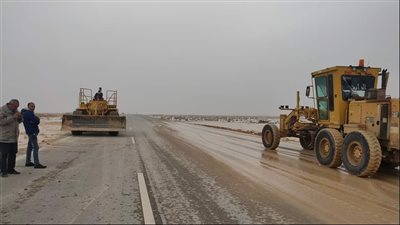 فتح طريق عيون موسى شرم الشيخ بعد إزالة آثار السيول | صور