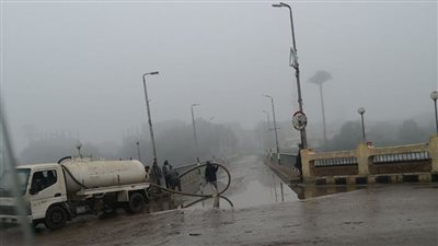  استمرار رفع آثار الأمطار وشفط المياه وانعقاد غرفة الأزمات لمواجهة الشبورة بأسيوط