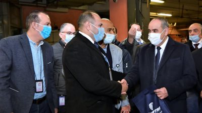 وزير الطيران يحتفل بالعام الجديد مع العاملين بمطار القاهرة | صور 