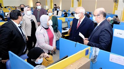 استمرار الاختبارات الإلكترونية لطلاب جامعة المنصورة | صور