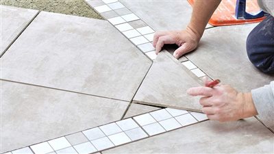 تفسير رؤية البلاط المخلوع في المنام وعلاقته بالخلافات الزوجية والأزمات المادية