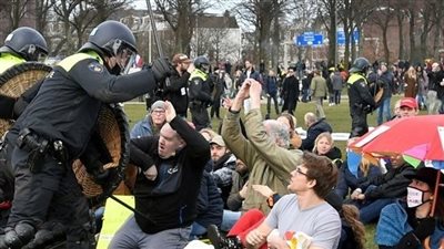 الشرطة الهولندية تفرق مظاهرة ضد قيود كورونا