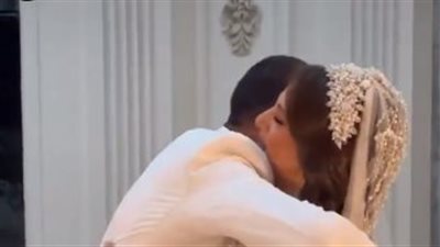قبلة وحضن.. النظرة الأولى لرامي ربيعه لزوجته قبل حفل الزفاف|فيديو
